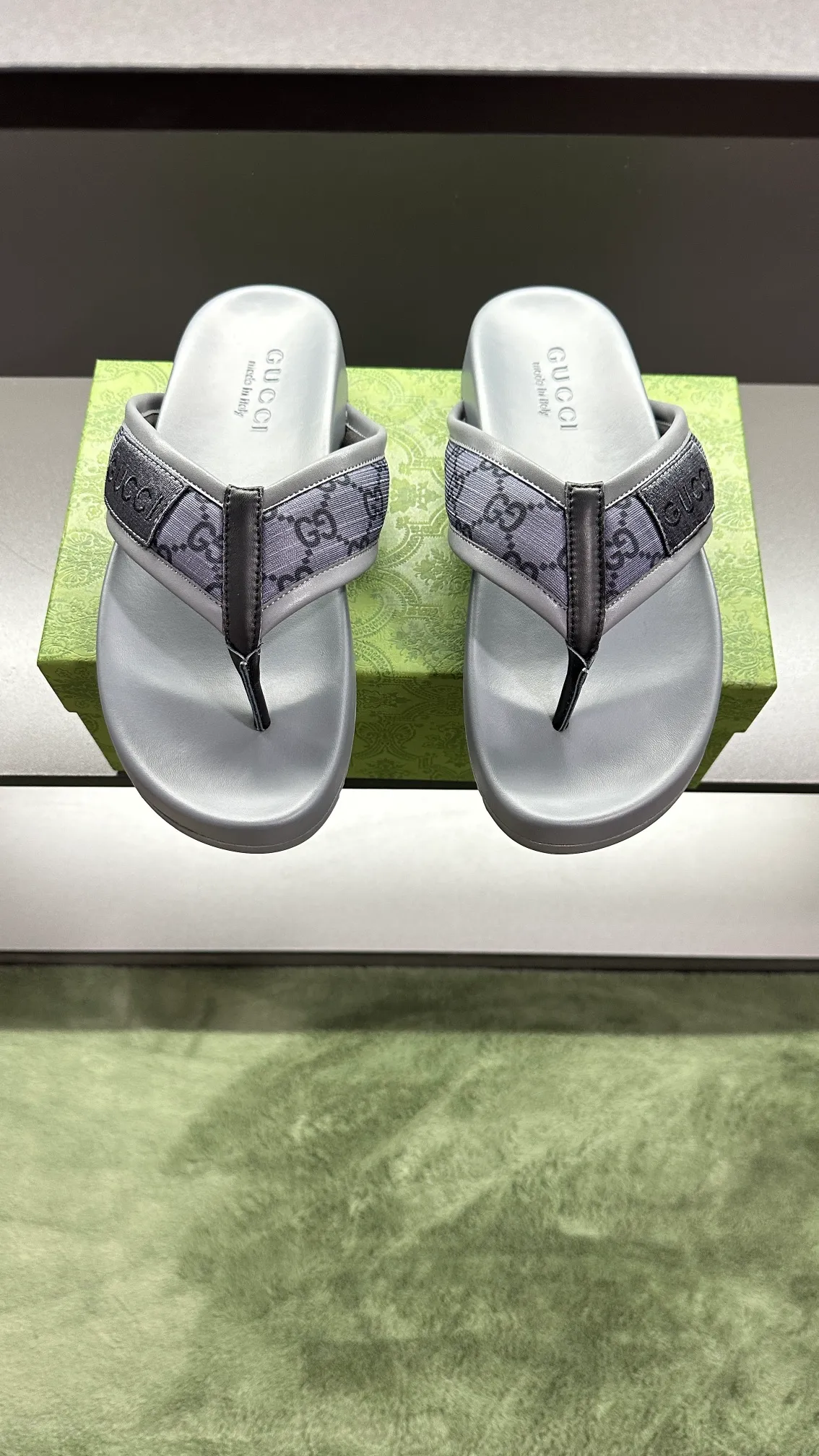 [G Family Couple Style] P: 300💰Female size 36~40 Men's size 39~45, (46. Custom-made Unisex GG slippers This slipper is made of GG polyester fiber and is decorated with a Gucci label on the front, adding a striking logo feel to the style. Beige GG recycled polyester fiber Unisex leather trim "Gucci Made in Italy" embroidered label Rubber sole Flat Made in Italy